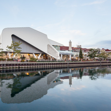 A view of the West Wing replacement from the water in the afternoon / Scott Norsworthy