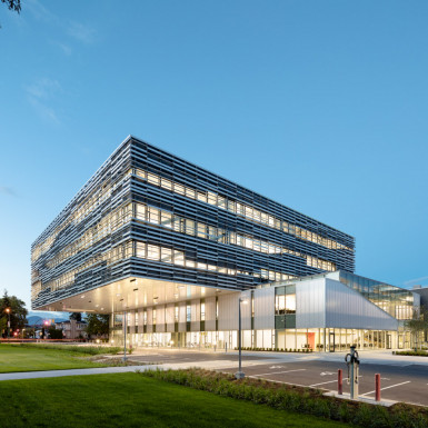 Exterior view from the southwest showing the 16.1 metre cantilever. Photo by Andrew Latreille.