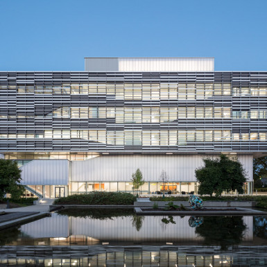 View from the east, across the College’s entry forecourt. The building conscientiously and integrally connects to existing indoor and outdoor circulation, supporting connection amongst students, staff and programs. Photo by Andrew Latreille.